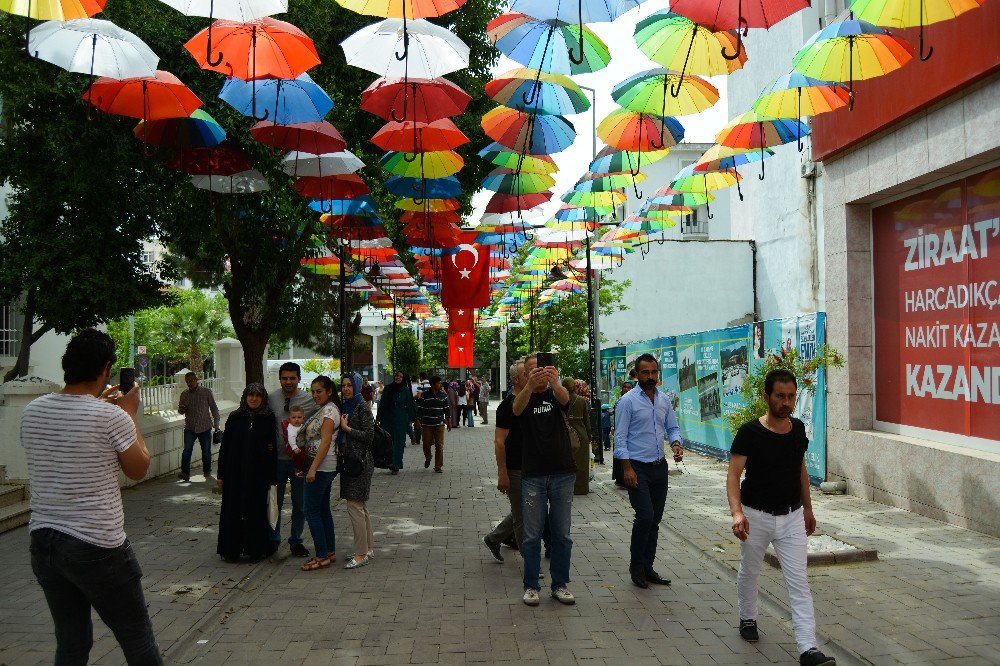 Şemsiyeli Sokak’ta Renk Cümbüşü