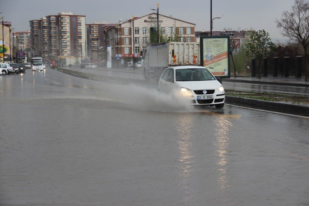 Sivas’ta Sağanak Yağış Etkili Oldu