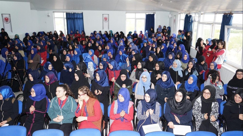 Ünver, İmam Hatipli Kız Öğrencilere Seslendi, “Bu Ülkenin Geleceği Sizlersiniz”