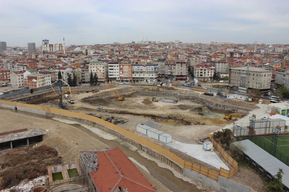 İstanbul’un En Büyük Buz Pisti İçin 24 Saat Aralıksız Çalışıyorlar