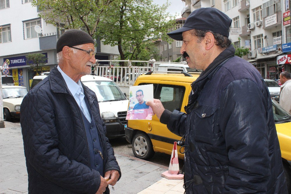 Kayıp Oğlunu Sokak Sokak Gezerek Arıyor