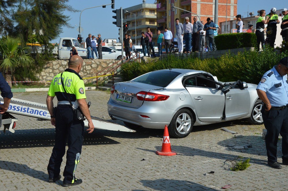 Antalya’da Tur Minibüsüyle Otomobil Çarpıştı: 1 Ölü, 4 Yaralı