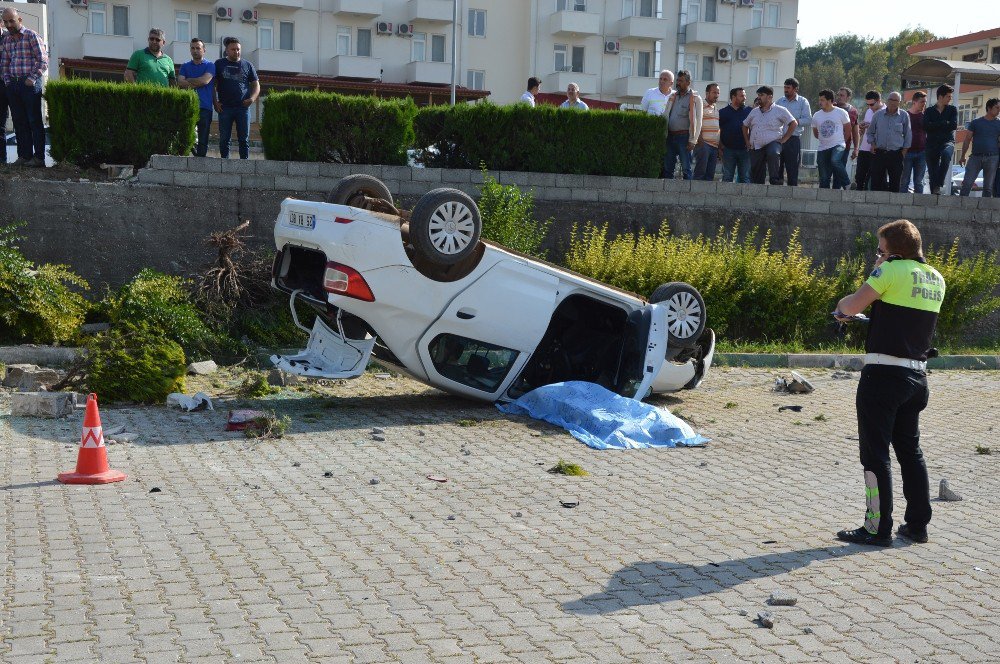 Antalya’da Tur Minibüsüyle Otomobil Çarpıştı: 1 Ölü, 4 Yaralı