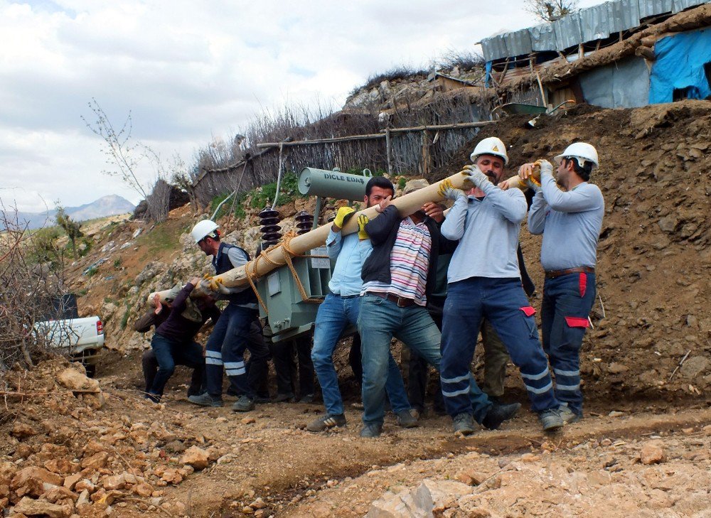 Dicle Elektrik Tepeleri Aşarak Yanan Trafoyu Değiştirdi