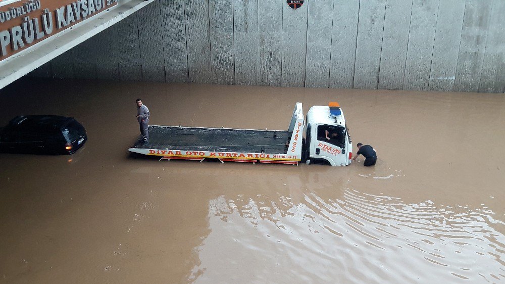 Diyarbakır’da Sağanak Yağış Hayatı Felç Etti