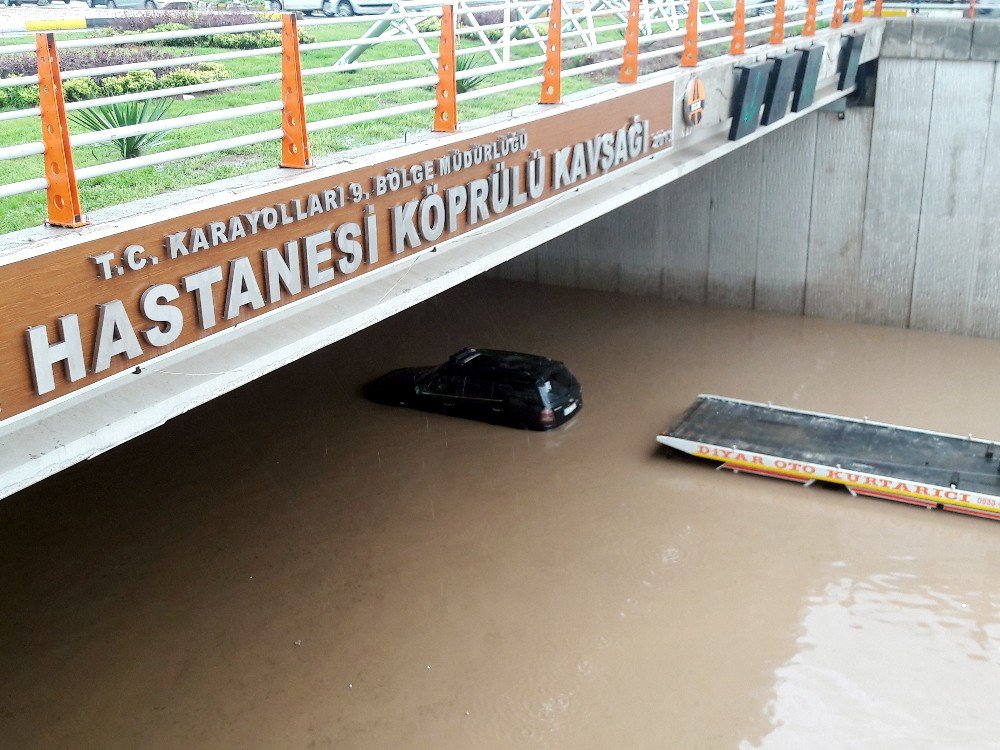 Diyarbakır’da Sağanak Yağış Hayatı Felç Etti