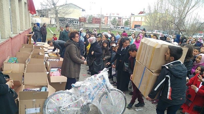 Öğrencilerin Hayalindeki Hediyeler, İstanbul’dan Geldi