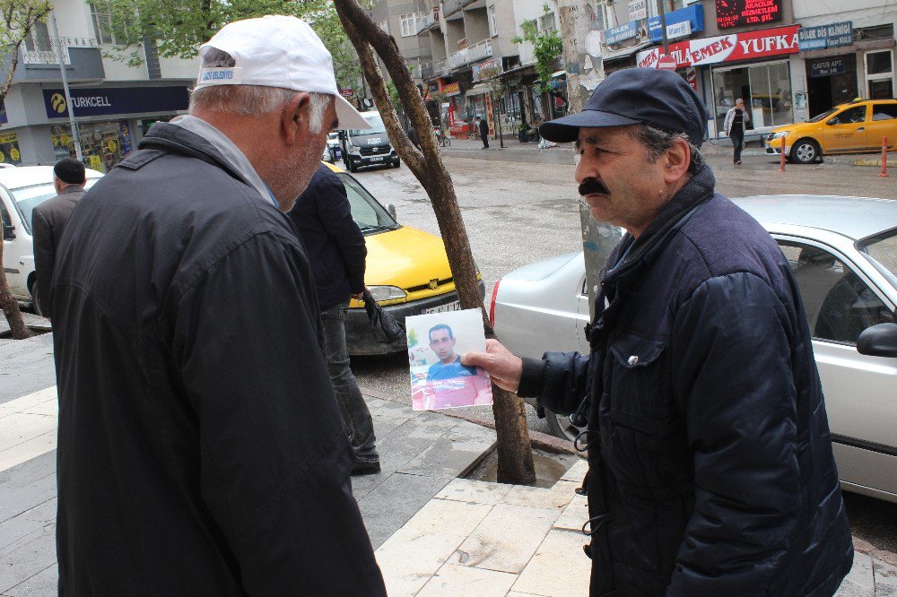 Kayıp Oğlunu Sokak Sokak Gezerek Arıyor