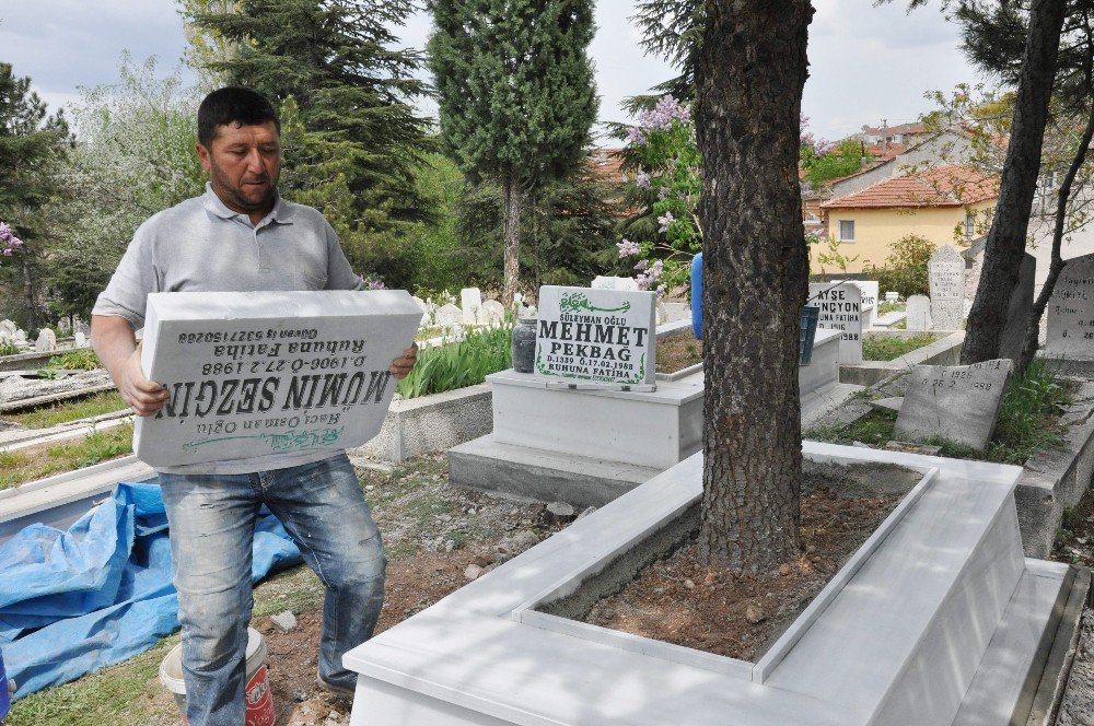 20 Yıldır Günlerini Mezarlıklarda Geçiriyor