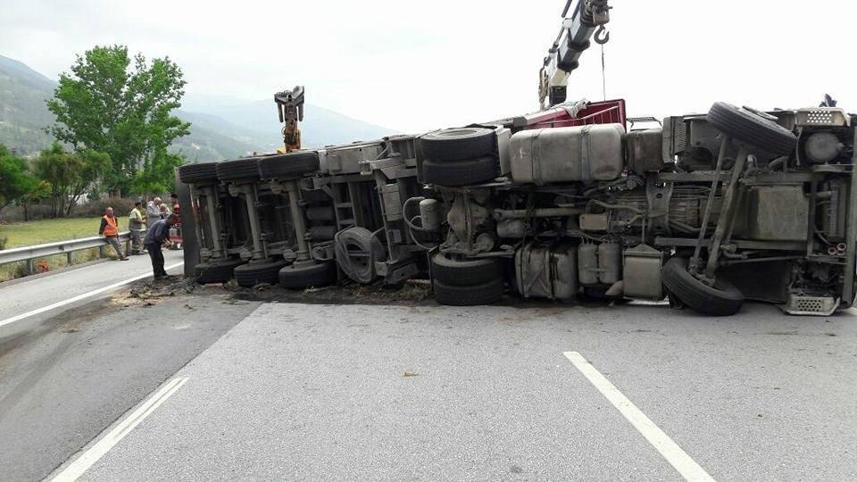 Buğday Yüklü Tır Devrildi