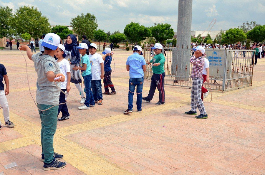 Hrü’de Geleneksel Çocuk Oyunları Şenliği Yapıldı