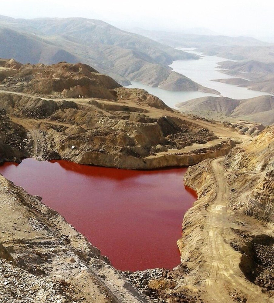 Terk Edilmiş Madendeki Gölet, Kızıla Boyandı