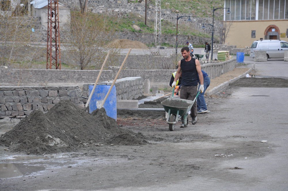 Kars Belediyesi Yol Ve Kaldırım Çalışmalarına Başladı