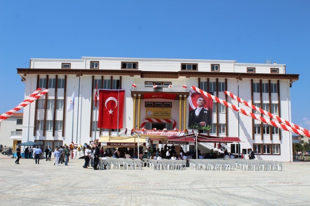 Ayvalık’ta Sebahat-cihan Şişman Güzel Sanatlar Lisesi’nin Açılış Coşkusu