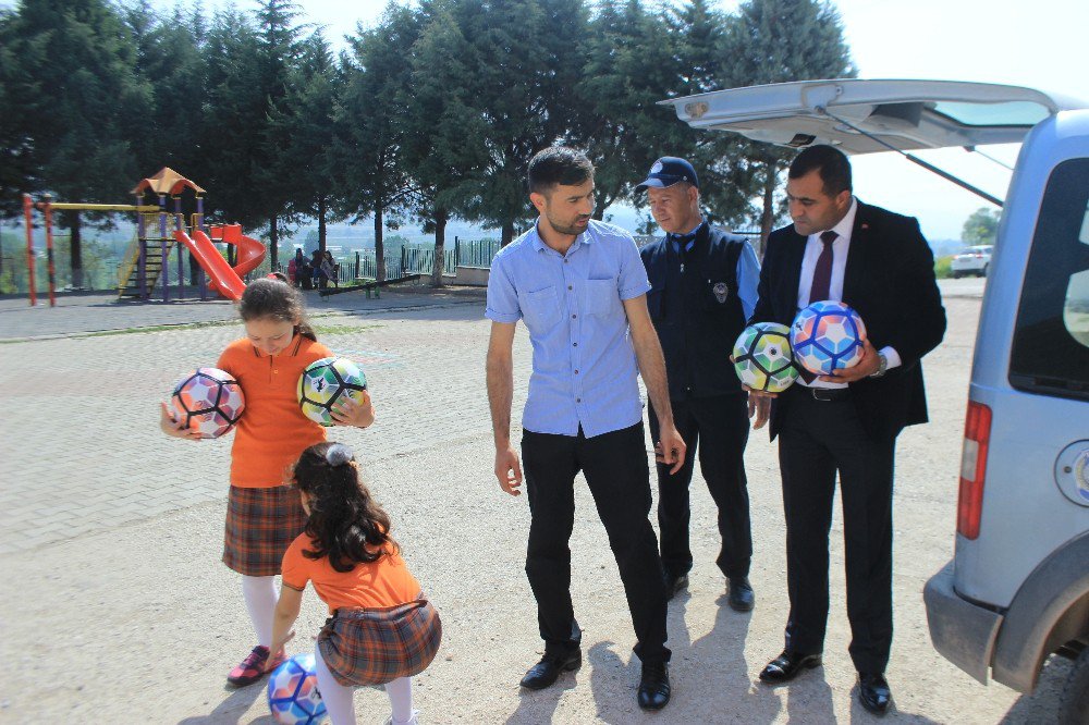 Osmaneli Belediyesi İlkokullara 2 Bin Adet Top Dağıttı