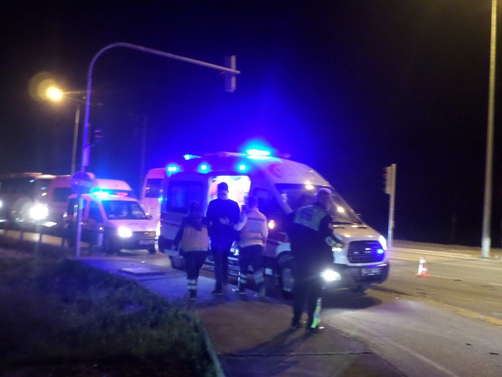 Sakarya’da Zincirleme Trafik Kazası: 2 Yaralı