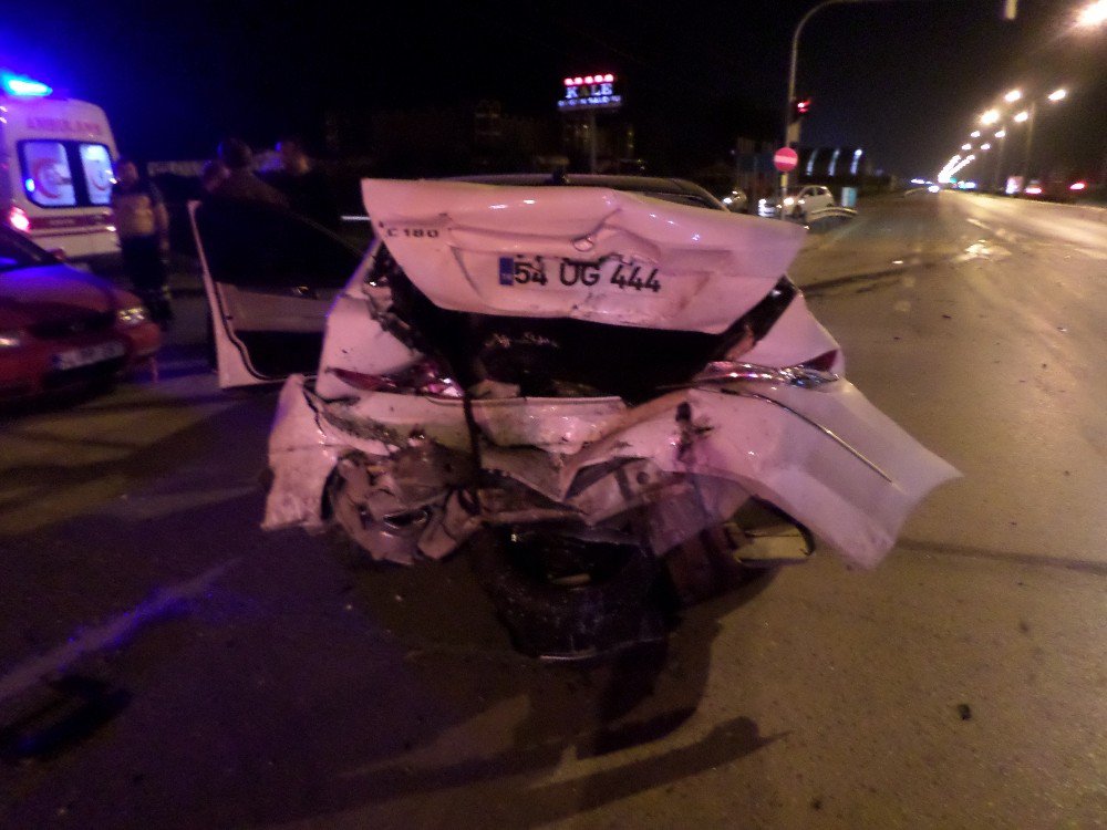 Sakarya’da Zincirleme Trafik Kazası: 2 Yaralı