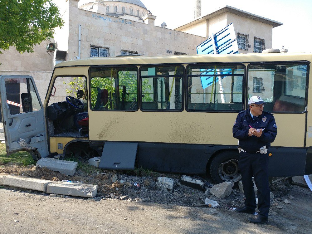 Sefaköy’de Minibüs Kazası: 6 Yaralı