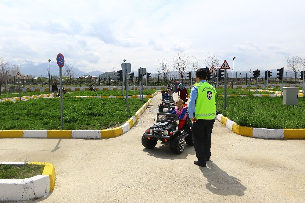 Minikler Trafik Kurallarını Eğlenerek Öğreniyor