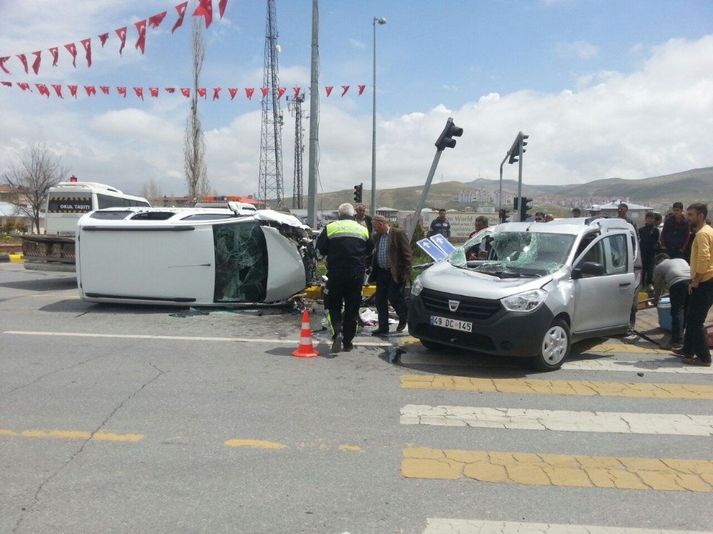 Van’da Trafik Kazası; 2 Yaralı