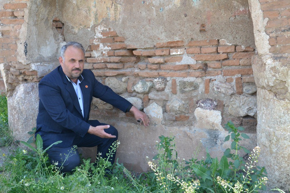 Kaderine Terkedilen Tarihi Çeşme Restorasyon Bekliyor