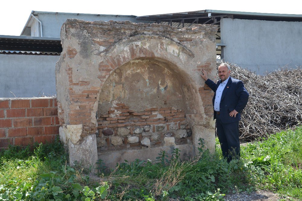 Kaderine Terkedilen Tarihi Çeşme Restorasyon Bekliyor