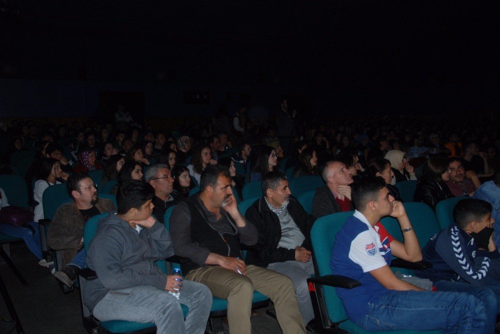 Öğretmenler Hünerlerini Tiyatro Oyununda Sergiledi