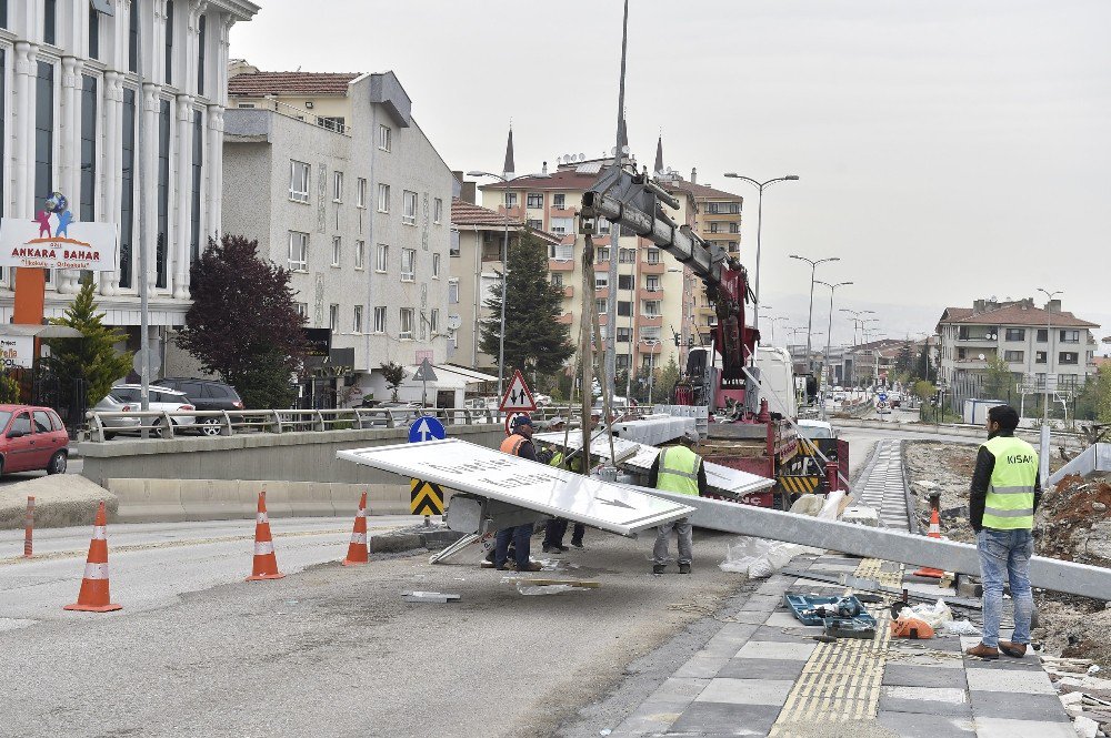 Başkent’te, Her Yöne Trafik Levhası