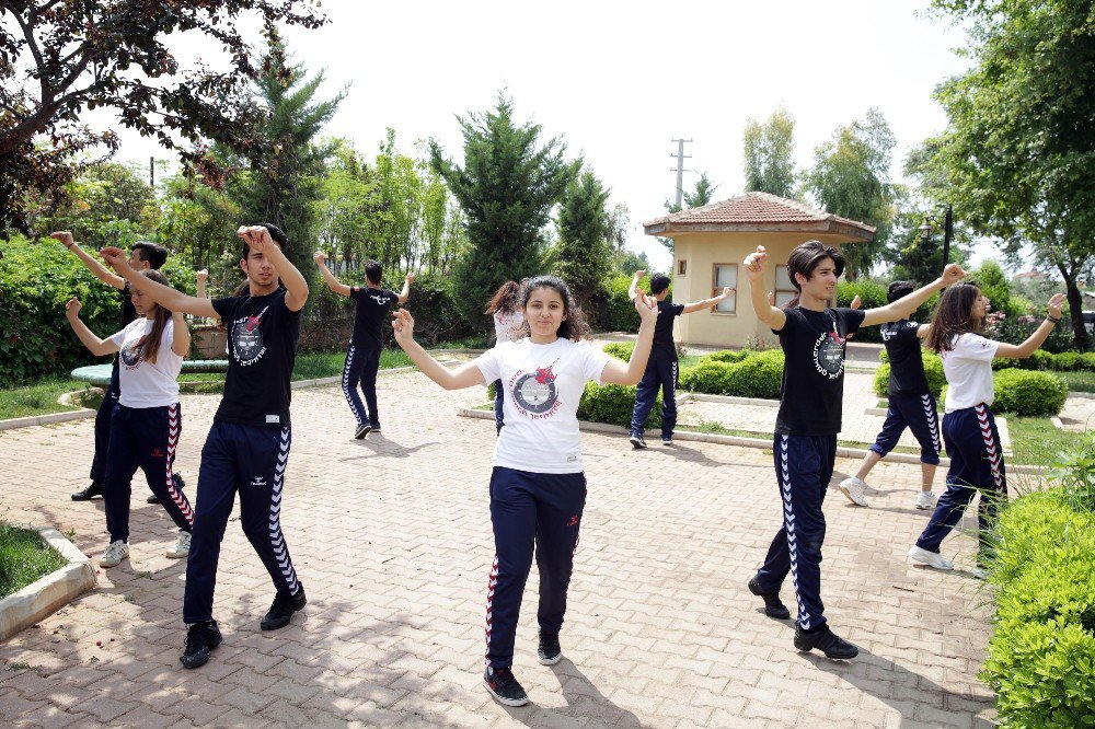 Parasızlık Nedeniyle Şampiyonaya Gidemeyen Folklor Ekibine Müjde