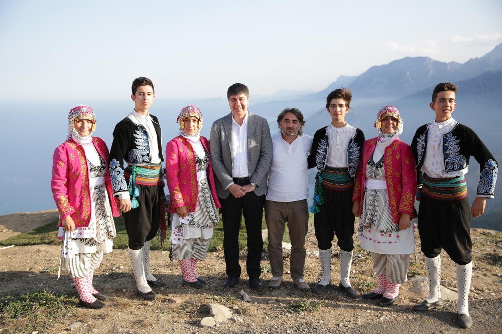 Parasızlık Nedeniyle Şampiyonaya Gidemeyen Folklor Ekibine Müjde