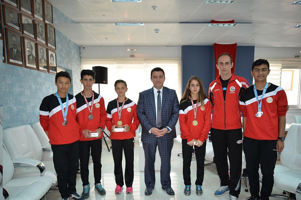 Atletizmde Dereceye Giren Sporculara Madalyaları Takdim Edildi