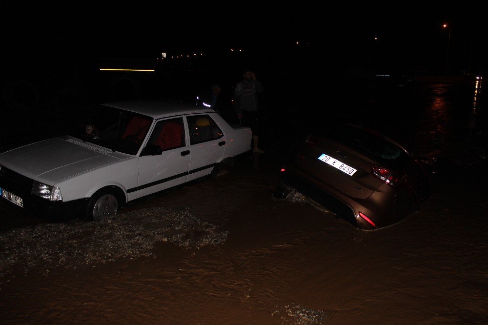 Polis Memuru Çocuğuyla Su Dolu Çukura Saplandı