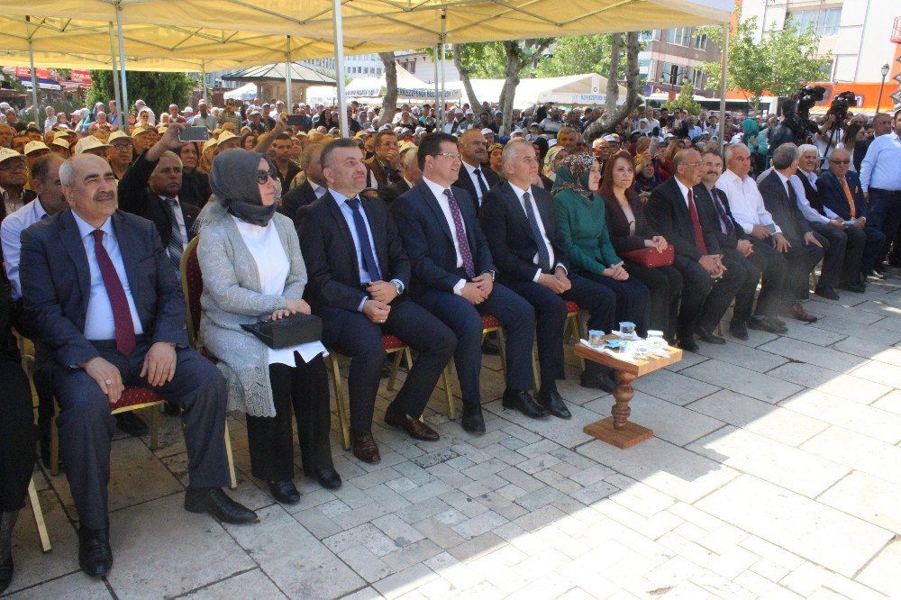 Vatandaşlar, Fesleğen Ve Mesir Macunu Almak İçin Birbirleriyle Yarıştı