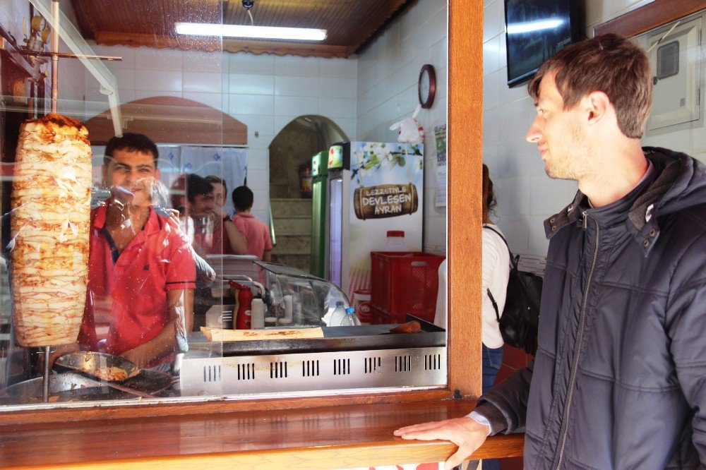 Lokantada Yemek Yiyenlere Hasretle Bakıyor