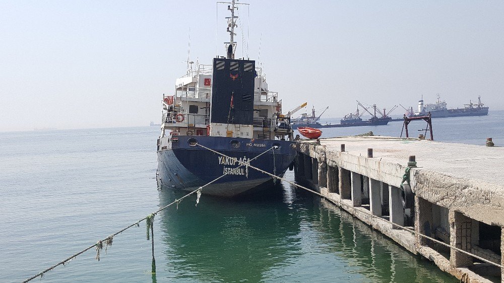 Kartal Sahilinde Demirli İcralık Gemi Su Alarak Battı