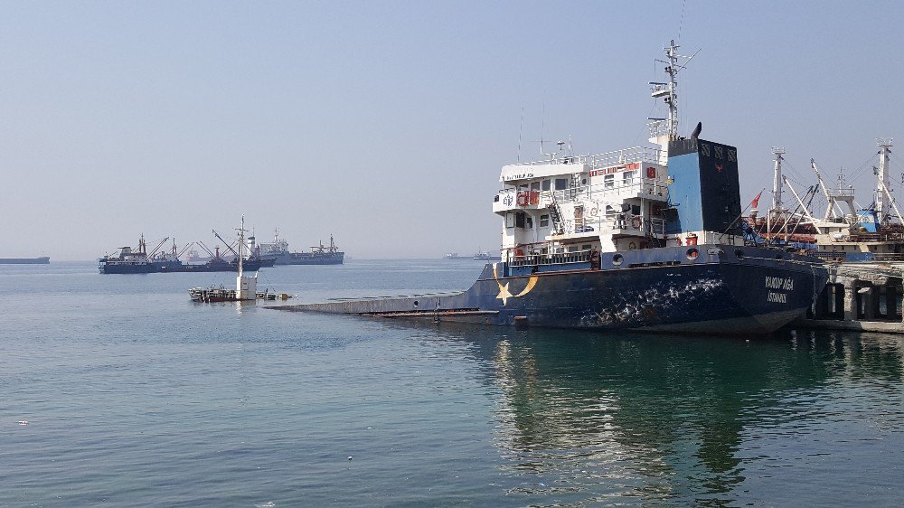 Kartal Sahilinde Demirli İcralık Gemi Su Alarak Battı