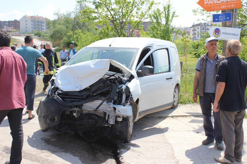 Hafif Ticari Aracın Çarptığı Otomobil Takla Attı:3 Yaralı