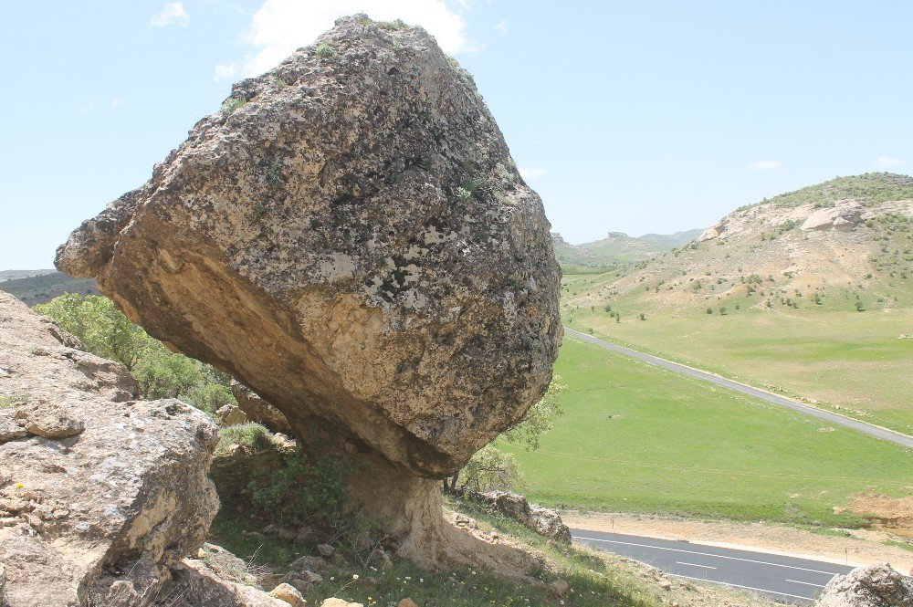 Mardin-diyarbakır Karayolunda Kaya Kütlesi Tehlikesi