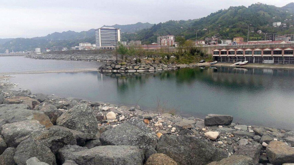 Rize’de Balıkçı Barınağı Girişi Kapandı