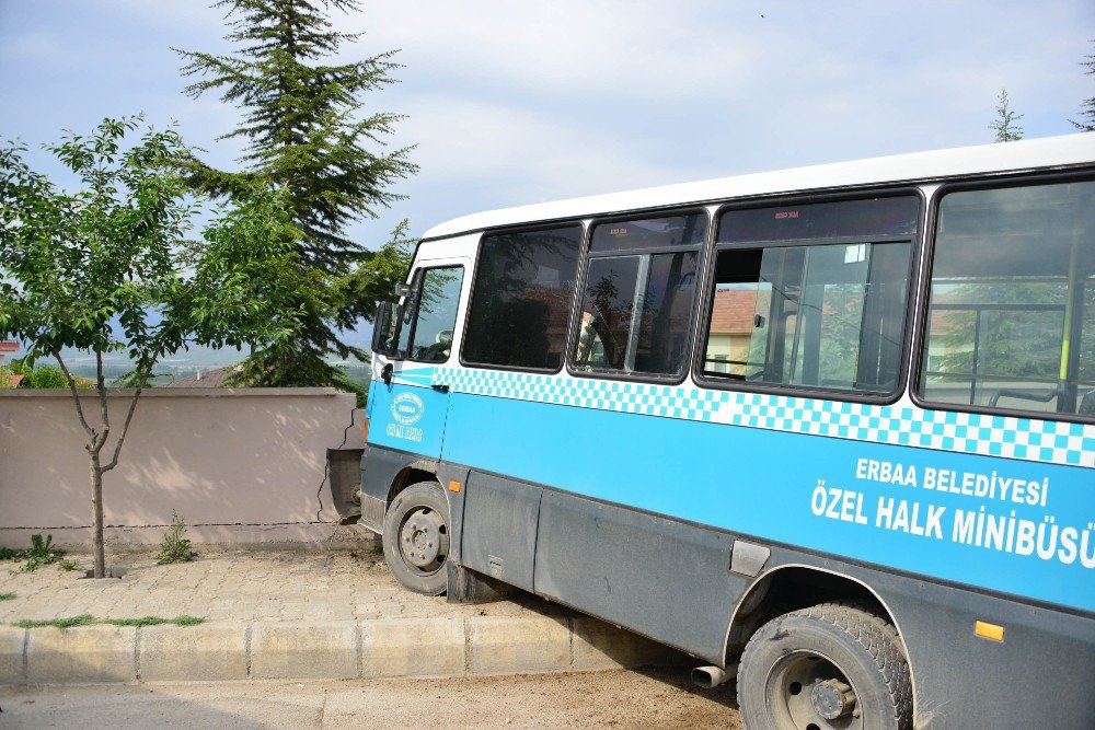 Freni Patlayan Minibüs Okulun Bahçe Duvarına Çarptı: 5 Yaralı