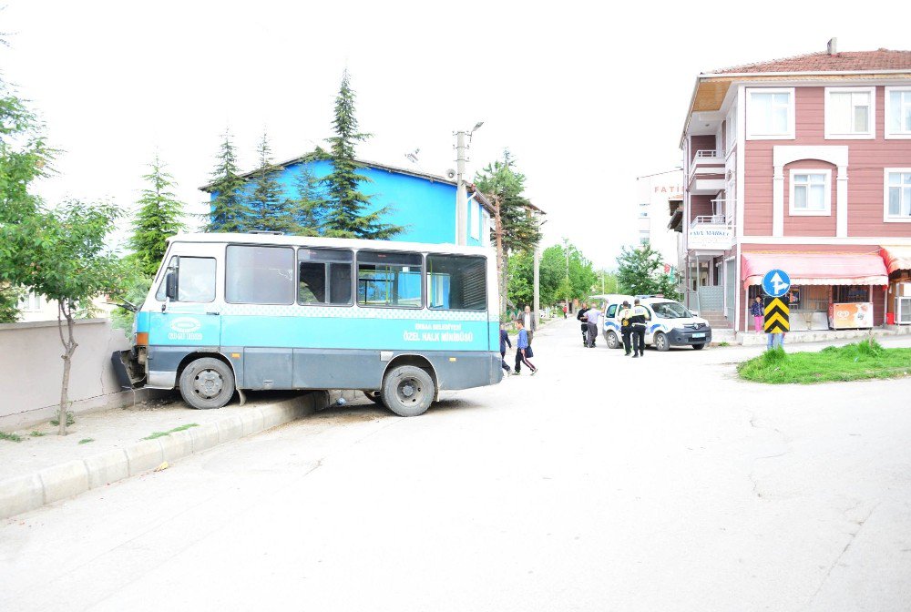 Freni Patlayan Minibüs Okulun Bahçe Duvarına Çarptı: 5 Yaralı