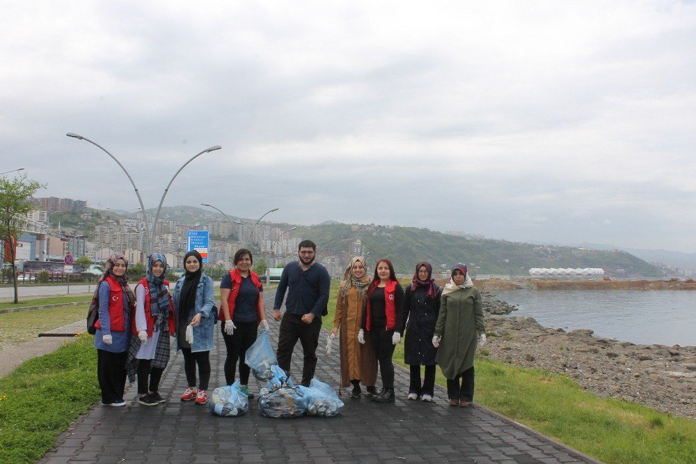 Trabzon’da Üniversiteli Gençler Sahilleri Temizledi