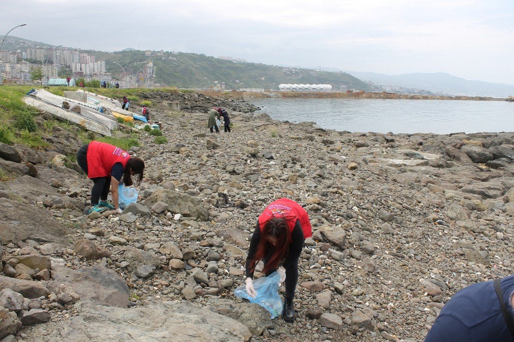 Trabzon’da Üniversiteli Gençler Sahilleri Temizledi