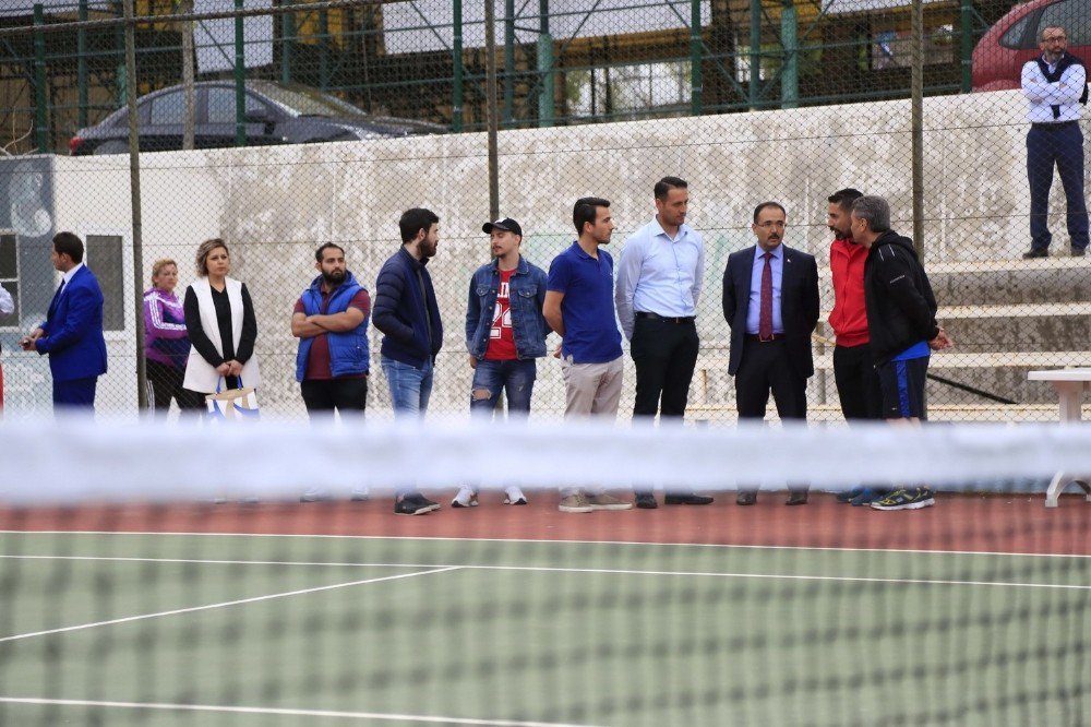 Uşak’ta Geleneksel “Bahara Merhaba Tenis Turnuvası” Başladı