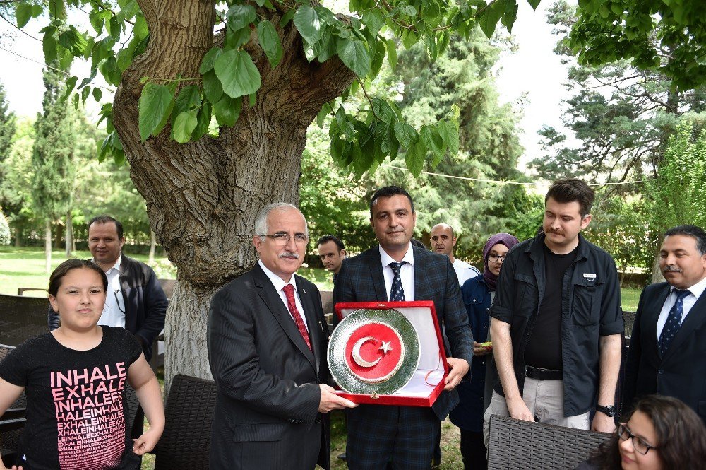 Vali Tuna Kardeş Okul Öğrencilerini Ağırladı