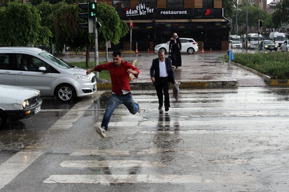 Adıyaman’da Şiddetli Yağmur Ve Dolu Hayatı Olumsuz Etkiledi