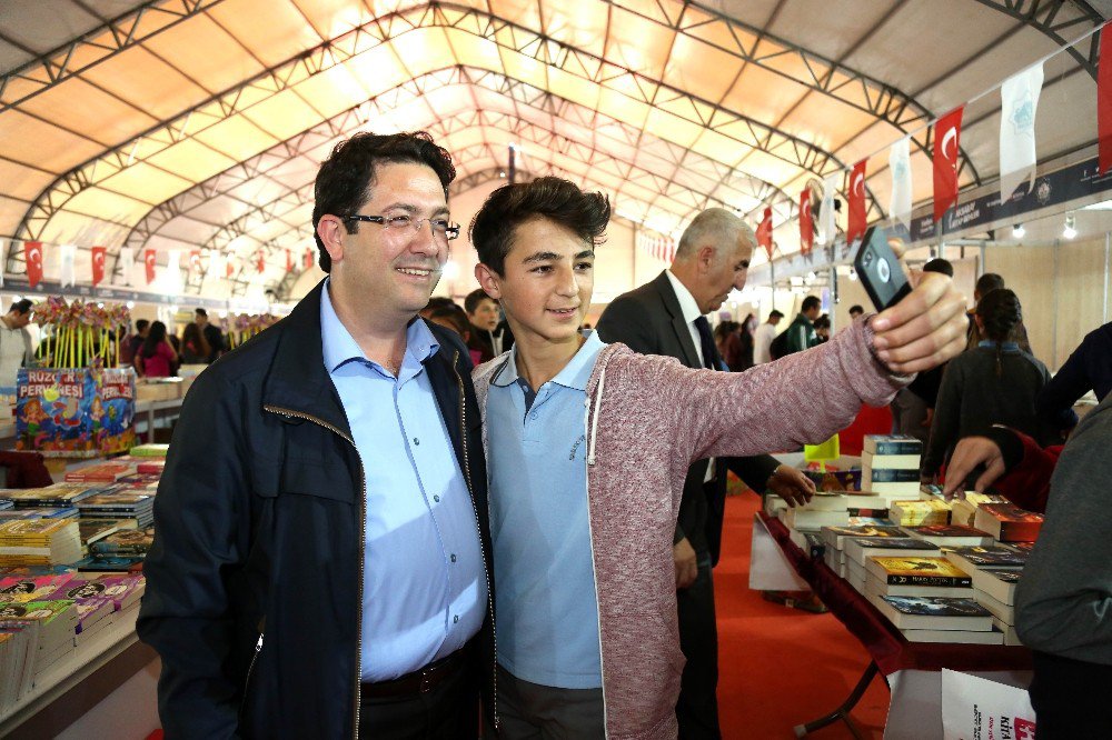 Başkan Yazgı, Kitap Fuarında Gençlerle Buluştu