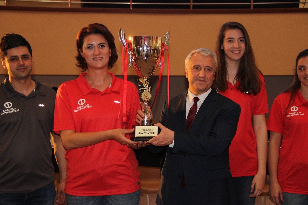 Şampiyonlar Kupalarını Rektör Gündoğan’a Takdim Etti