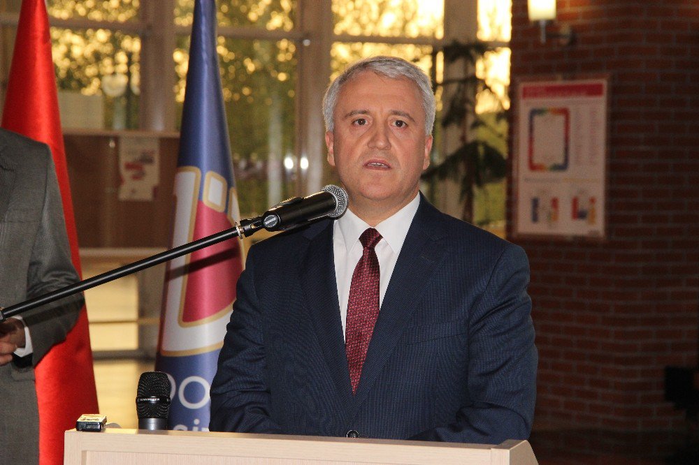 Şampiyonlar Kupalarını Rektör Gündoğan’a Takdim Etti