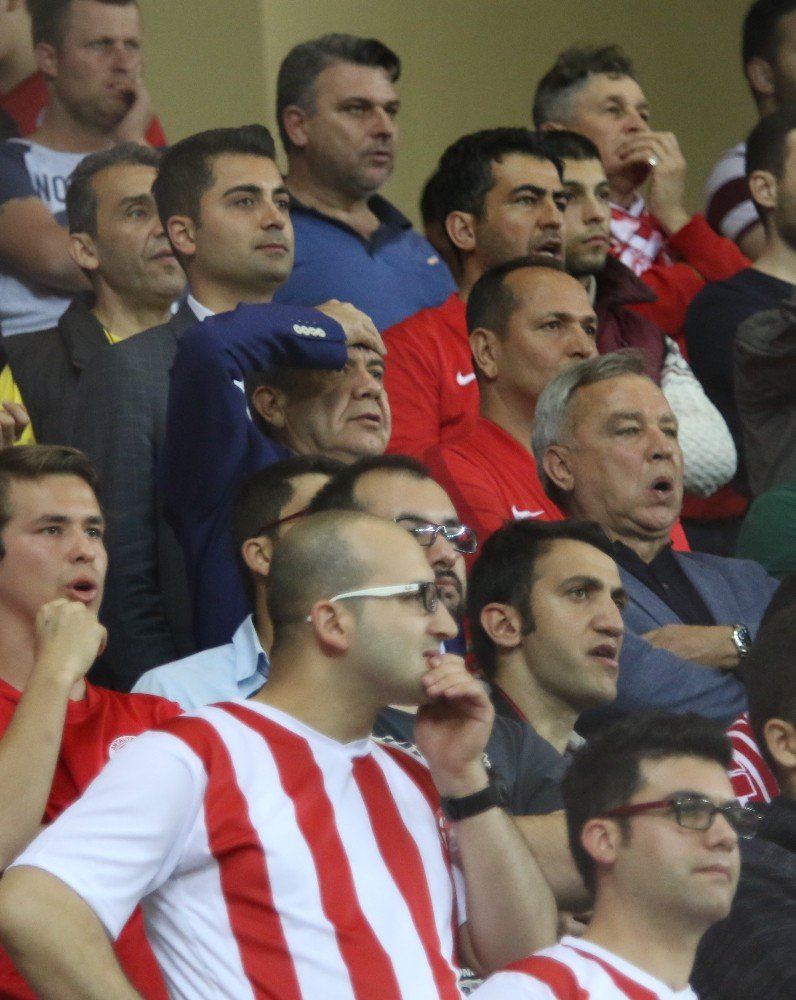 Başkan Türel, Başakşehir Maçını Taraftarlarla İzledi